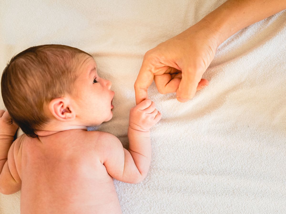 Tay bị dị tật thiếu ngón do bẩm sinh