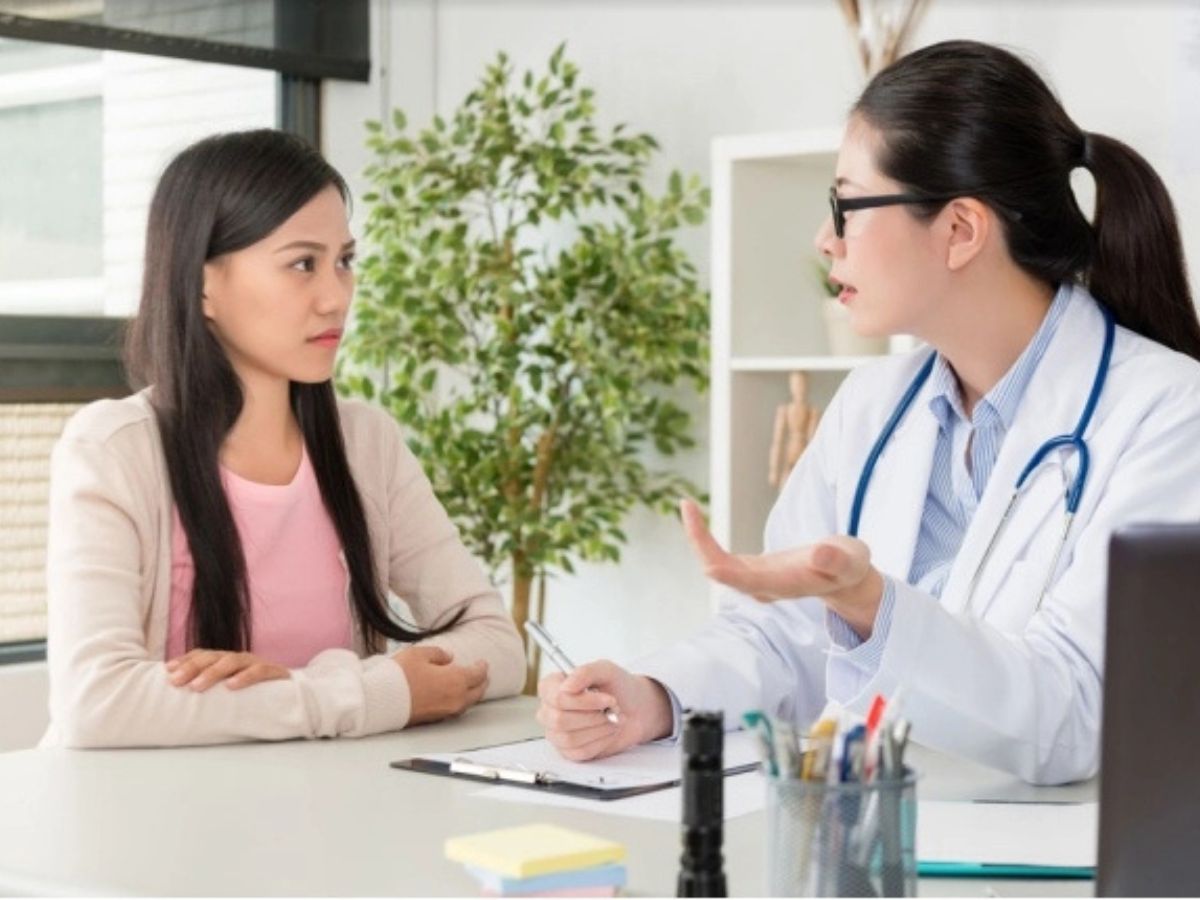 Thăm khám kỹ về tiền sử bệnh lý với bác sĩ trước khi thực hiện hút mỡ cằm 