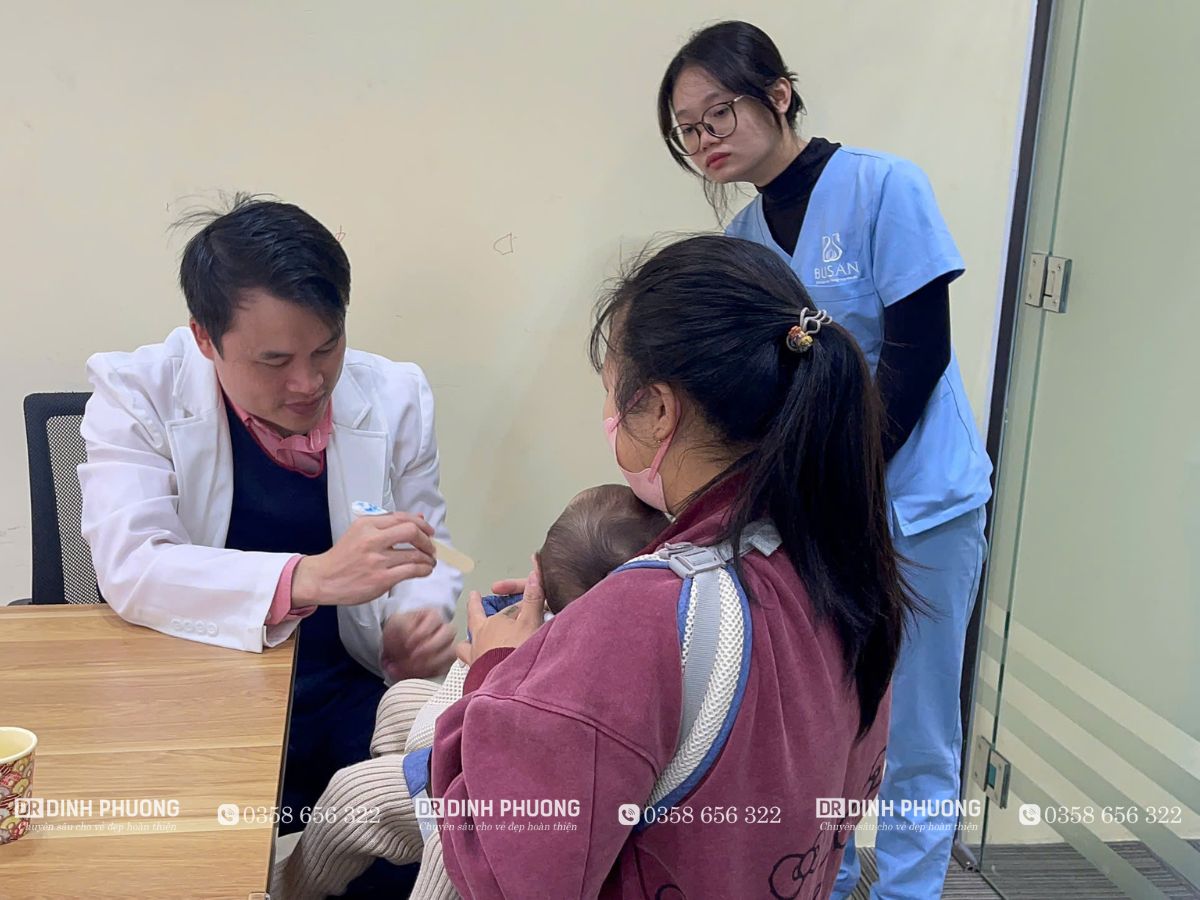 Bác sĩ Phượng thăm khám cho trẻ bị khe hở môi