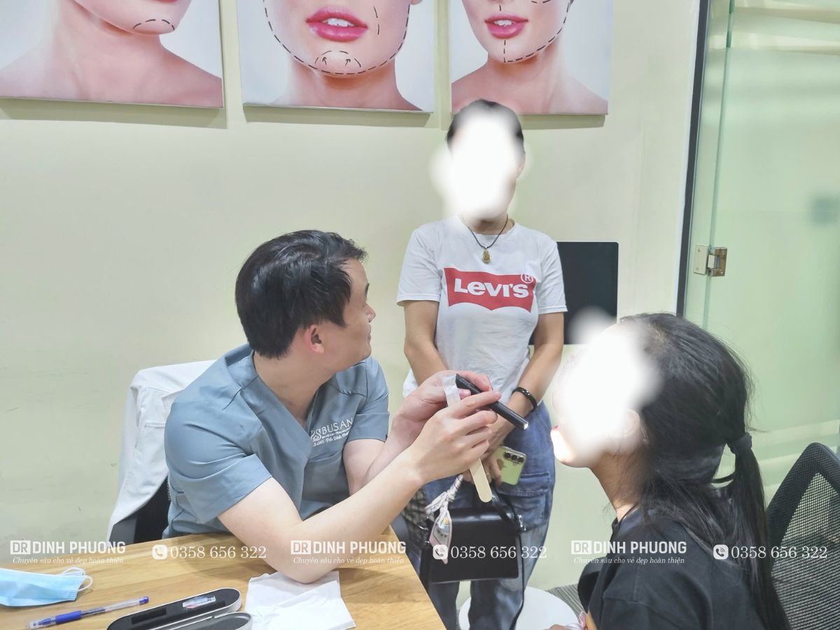 Hình ảnh bác sĩ Trần Đình Phượng thăm khám cho trẻ