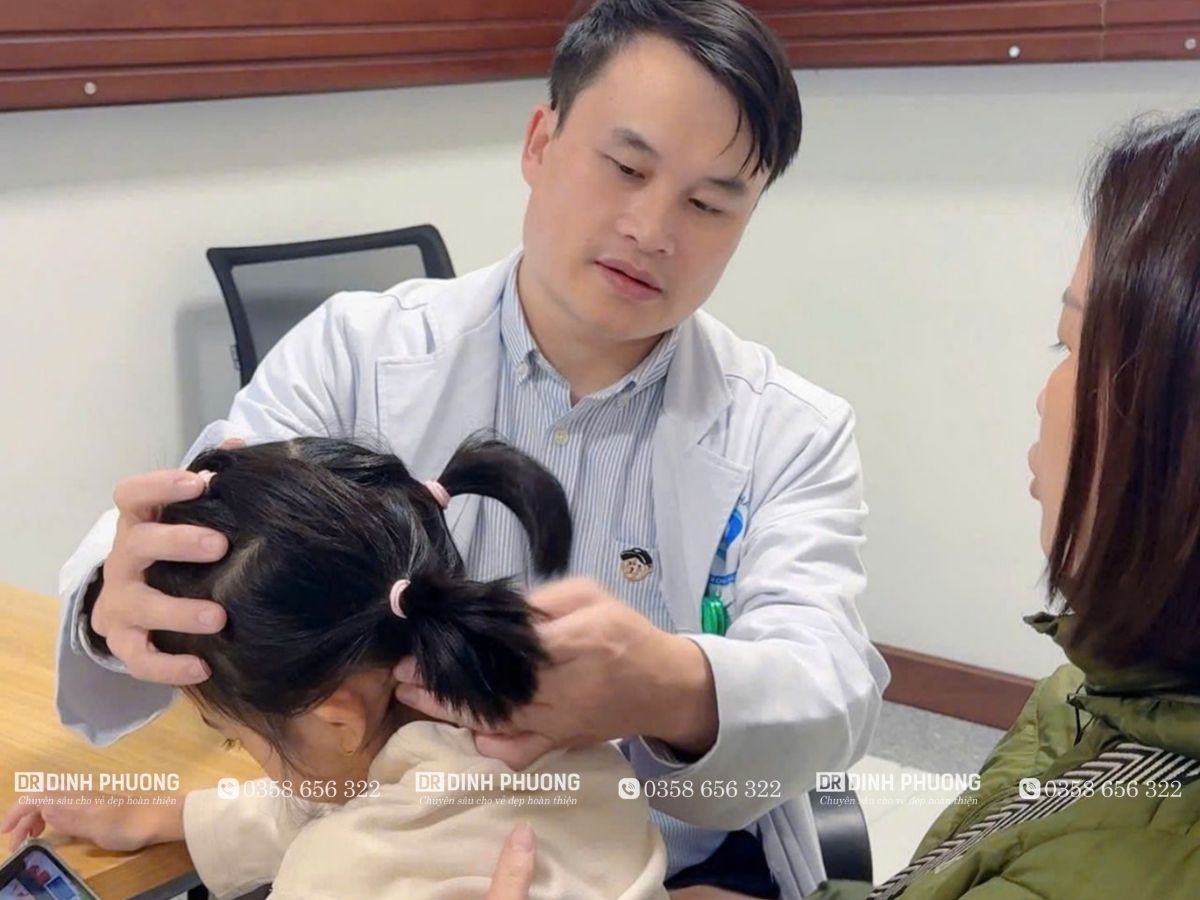 Bác sĩ Trần Đình Phượng thăm khám cho trẻ bị dị tật tai