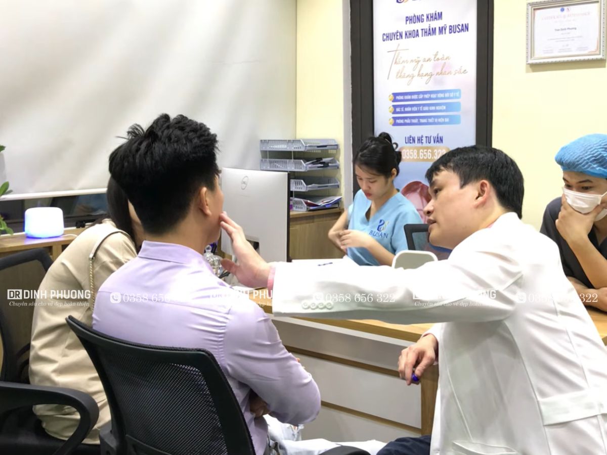 Bác sĩ Trần Đình Phượng thăm khám và phân tích cấu trúc mắt