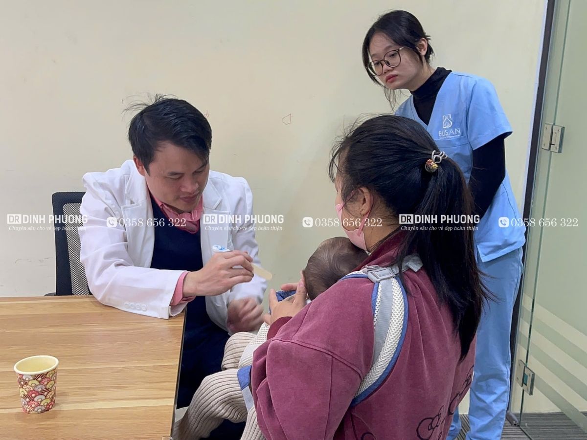 Bác sĩ Trần Đình Phượng thăm khám cho trẻ em bị khe hở vòm