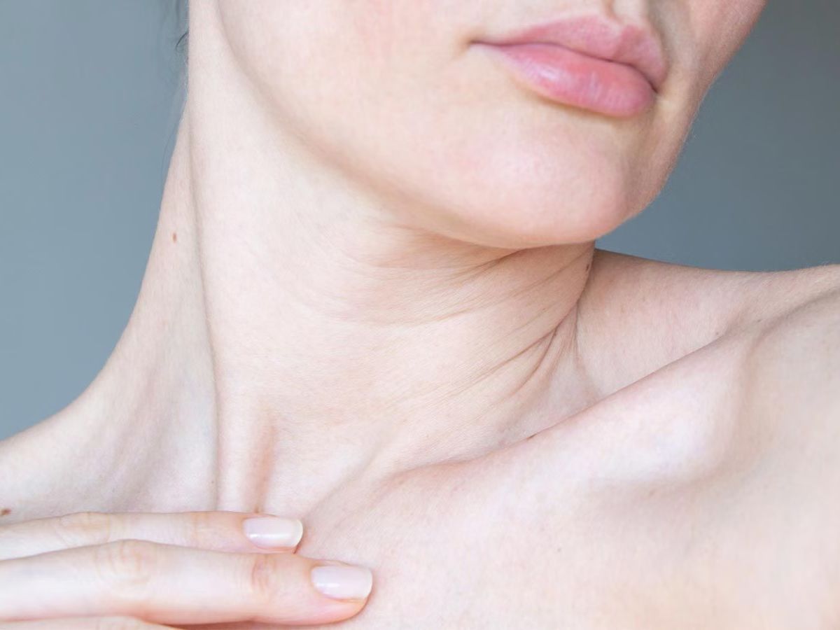 Nguyên nhân khiến da cổ lão hóa nhanh hơn các vùng da khác trên khuôn mặt