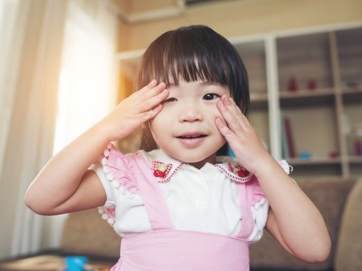 Các dấu hiệu nhận biết sụp mí mắt ở trẻ em 