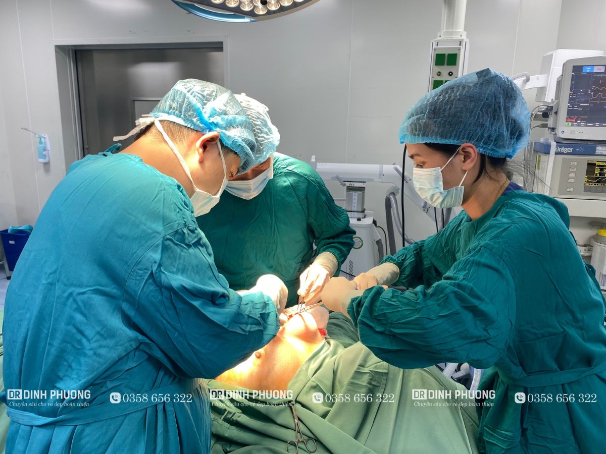 Một ca tháo túi ngực do bác sĩ Phượng trực tiếp thực hiện 