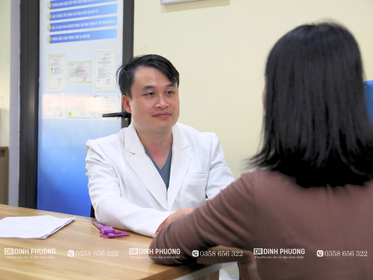 Thăm khám và tư vấn trực tiếp với bác sĩ chuyên khoa