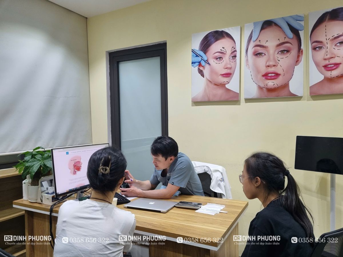 Hình ảnh bác sĩ Trần Đình Phượng thăm khám cho bệnh nhân bị khe hở xương hàm trên