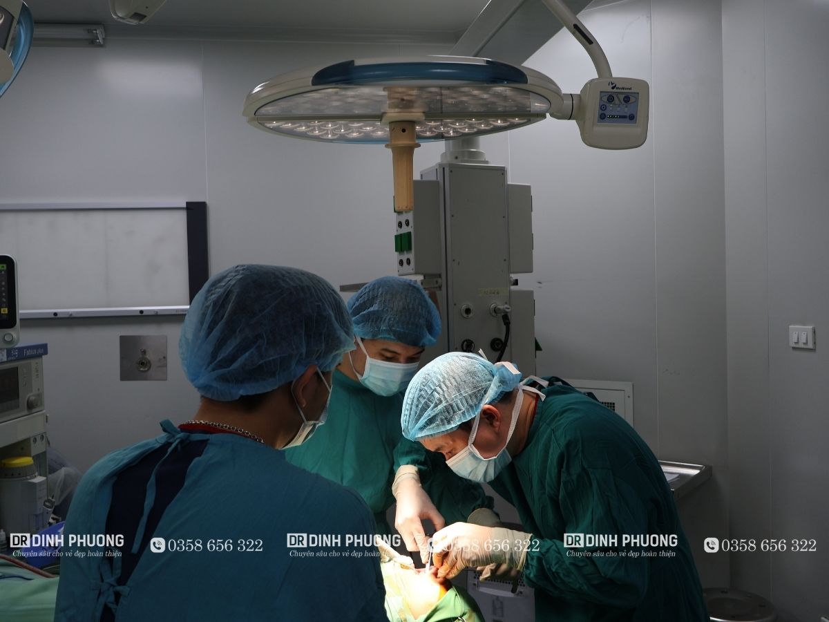 Bác sĩ Trần Phượng trực tiếp thực hiện ca phẫu thuật thiểu sản xương hàm trên