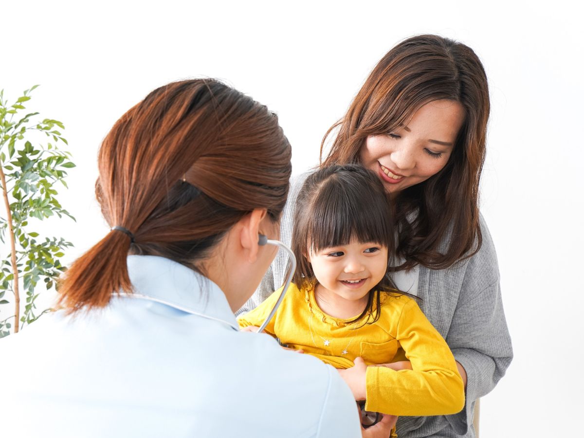 Tái khám theo lịch hẹn bác sĩ sau khi điều trị sụp mí mắt bẩm sinh