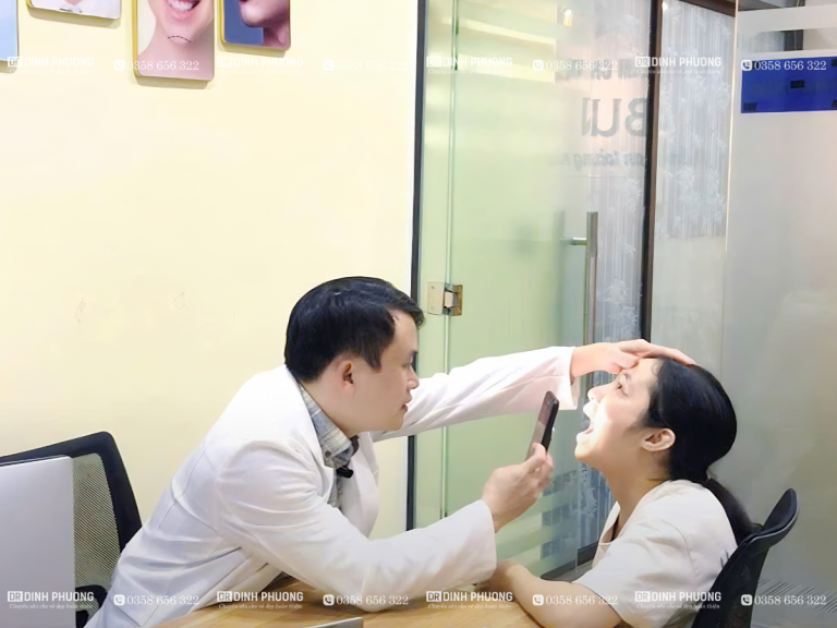 Bác sĩ Phượng thăm khám tình trạng ngọng cho trẻ