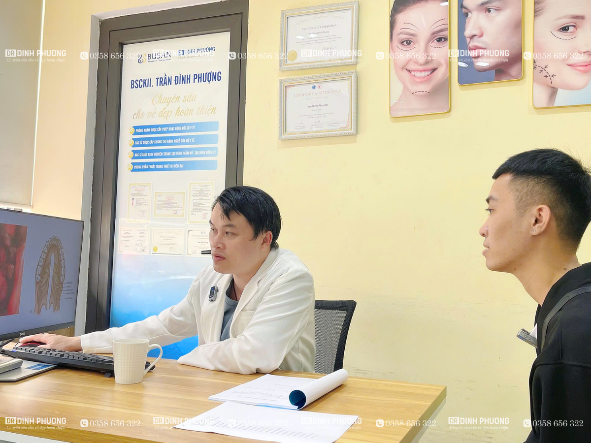 Bác sĩ Phượng chẩn đoán tình trạng ngọng sau phẫu thuật khe hở vòm