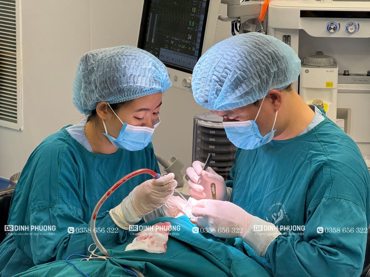 Bác sĩ Phượng trực tiếp thực hiện phẫu thuật điều trị di chứng thông mũi miệng